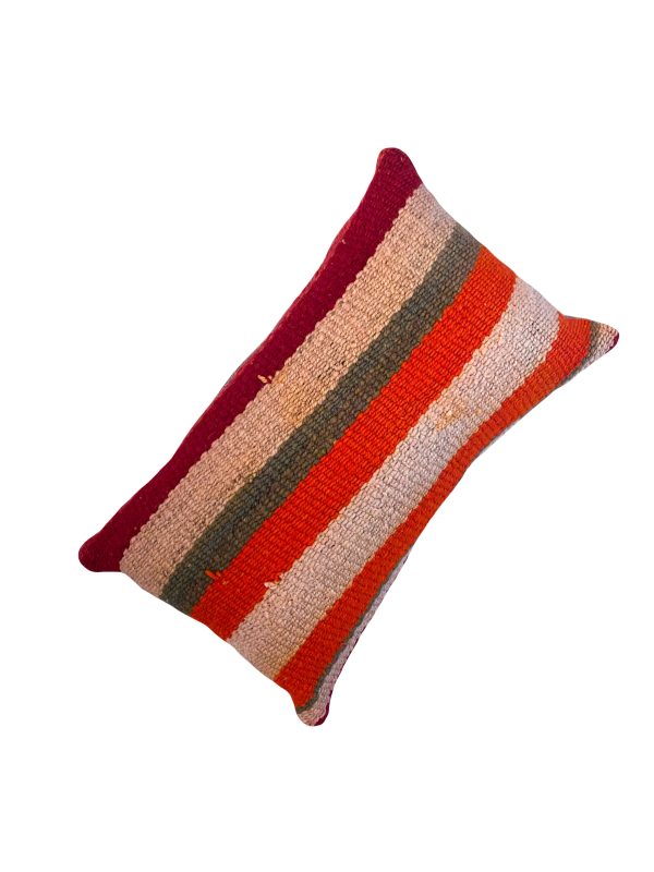 ESPAÑOL: Cojín artesanal con una paleta cálida y terrosa, que presenta rayas horizontales en tonos rojo profundo, naranja, beige y gris. ENGLISH: Handcrafted cushion with a warm earthy palette, featuring horizontal stripes in deep red, orange, beige, and grey tones.